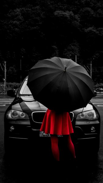 Девушка с черным зонтом
