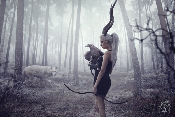 Девушка с рогами в лесу