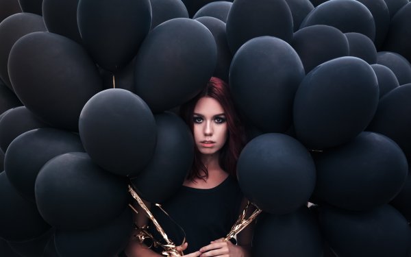 Девушка с черными шариками