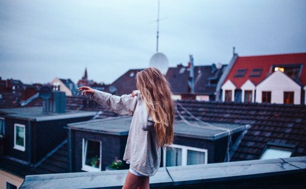 Красивая девушка на крыше