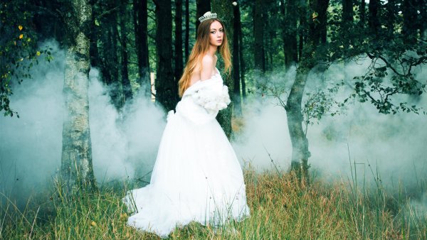 Девушка в белом платье в лесу
