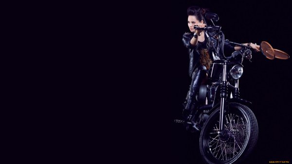 Девушка на фоне мотоцикла