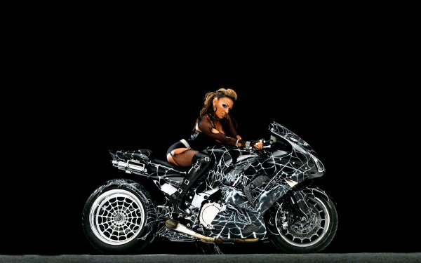 Красивые девушки на фоне мотоцикла