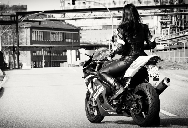 Девушка в черном на мотоцикле