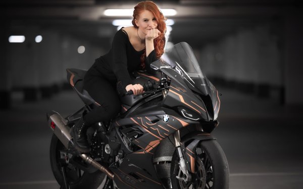 Полная девушка на мотоцикле