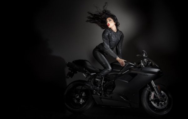 Девушка в черном на мотоцикле