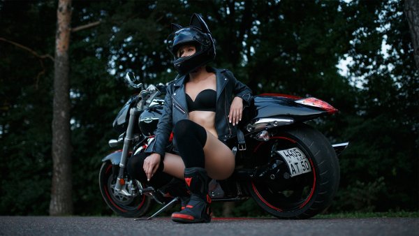 Модель Анастасия Жилина на мотоцикле