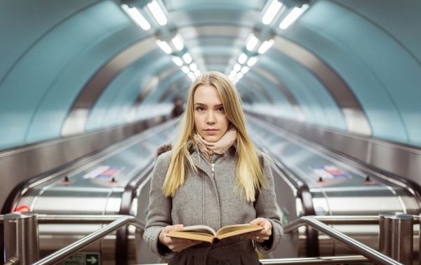 Портрет девушки в метро