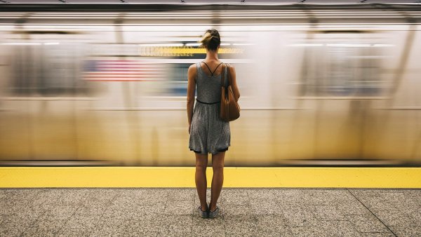 Девушка в пустом метро