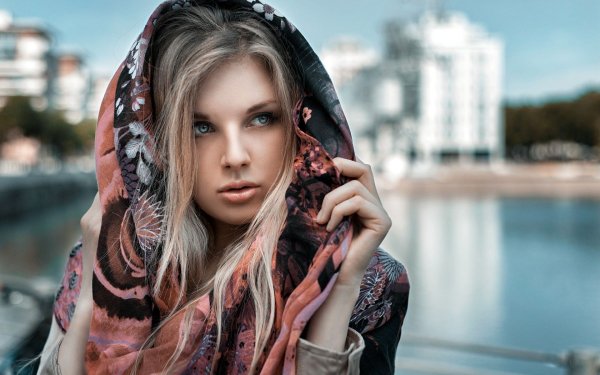 Красивая девушка с шарфом