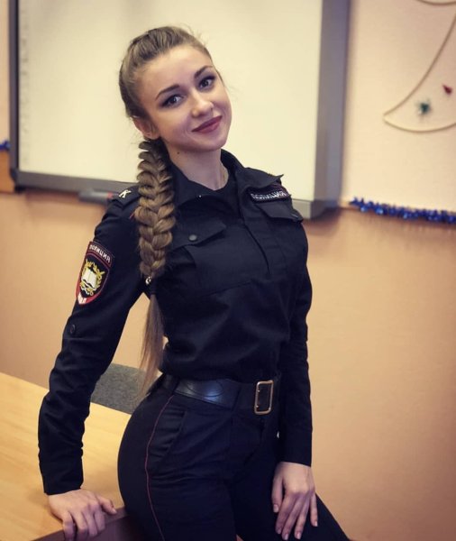 Девочка в форме полиции