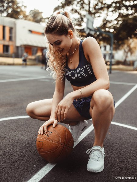 Лана Роудс с баскетбольным мячом