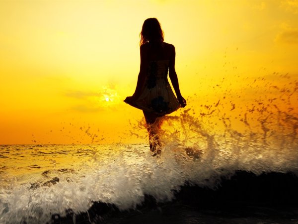 Девушка у моря с солнцем