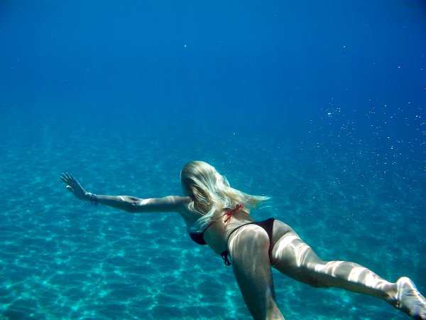 Женщина под водой