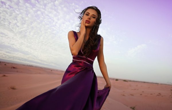 Девушка в платье в пустыне