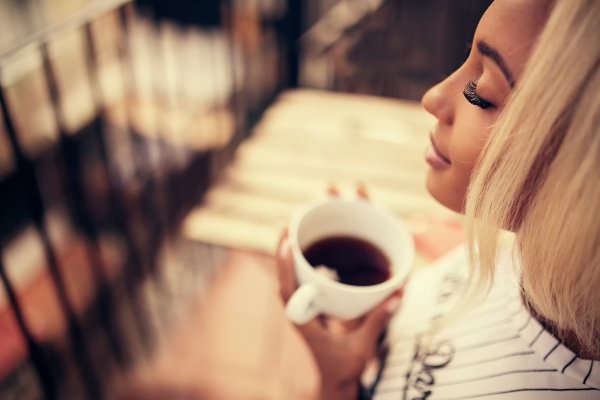 Девушка с чашечкой кофе