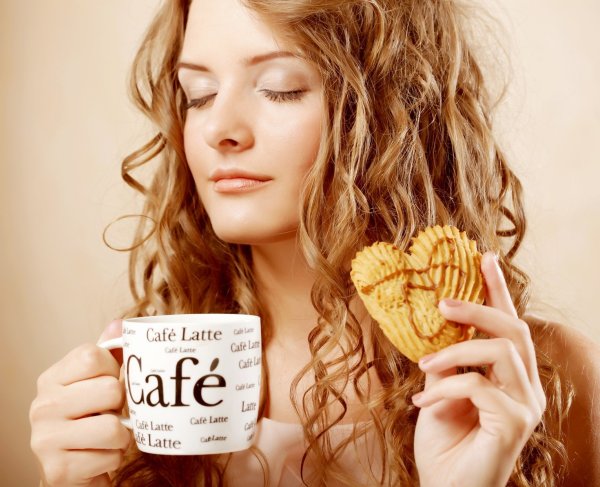 Девушка с чашкой кофе