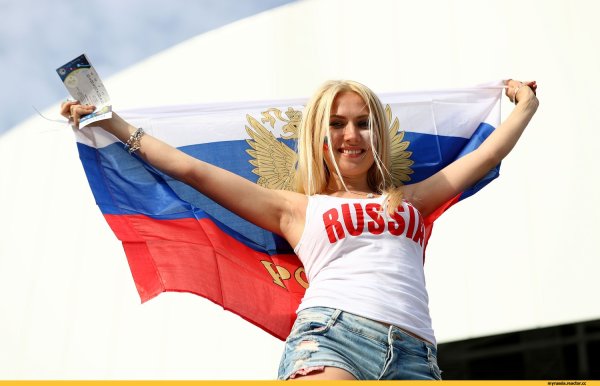 Девочка с российским флагом