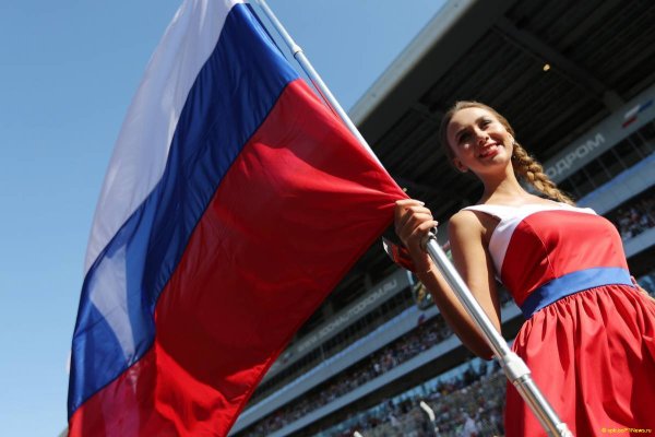 Красивая девушка с флагом России