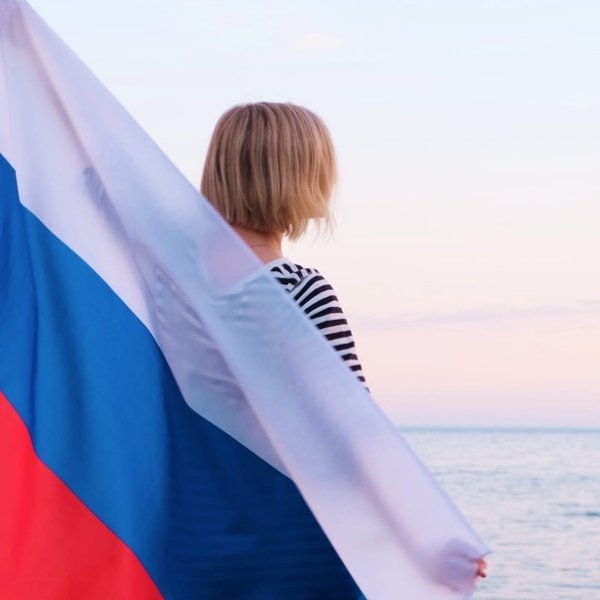 Блондинка с российским флагом