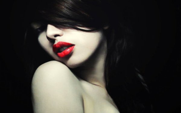 Красивая девушка с красными губами