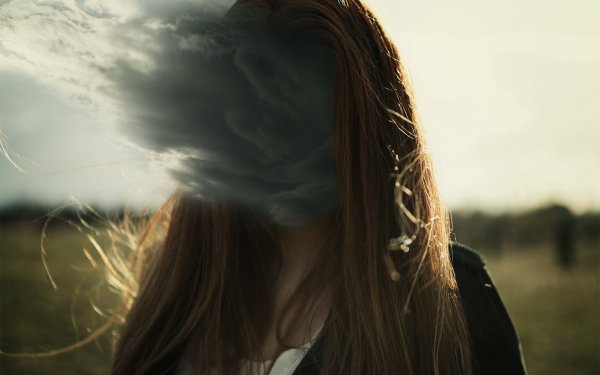 Девушка прикрывает лицо волосами