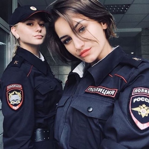 Девушки в форме полиции