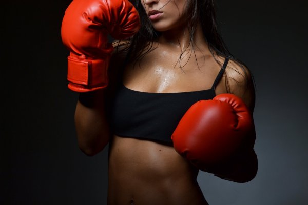 Девушка с боксерскими перчатками