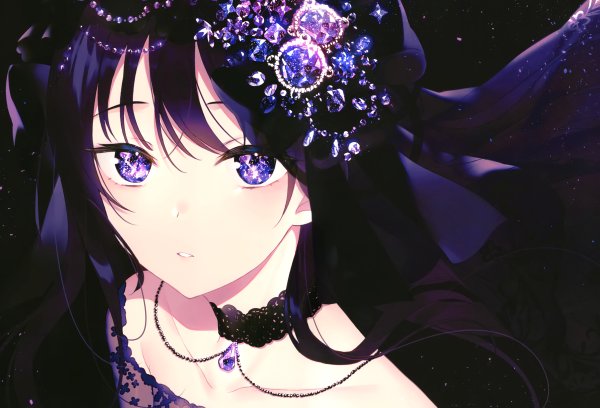 Девушка с фиолетовыми глазами и черными волосами