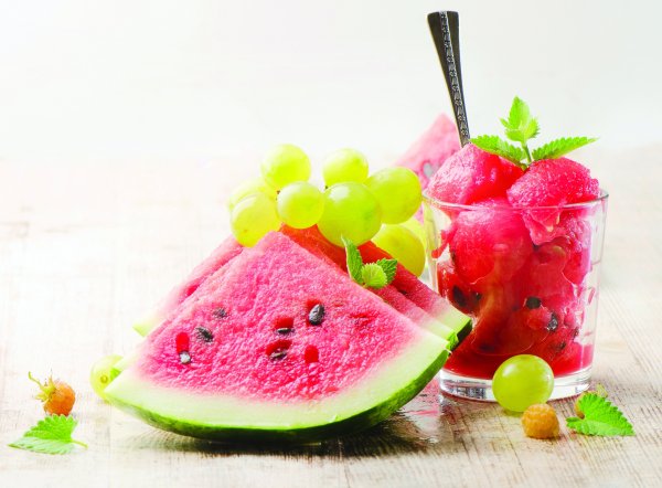 Яркие летние фрукты