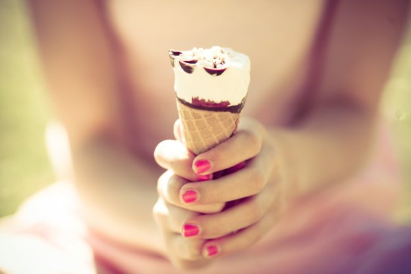 Красивое мороженое в руках