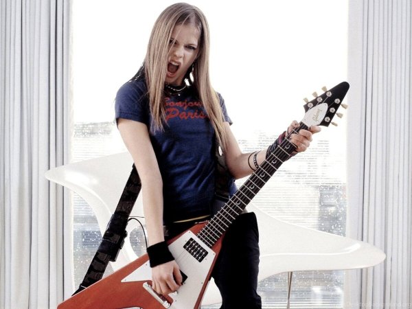 Avril Lavigne с гитарой