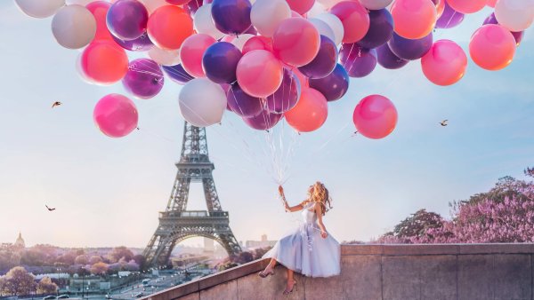 Девушка с шарами в Париже
