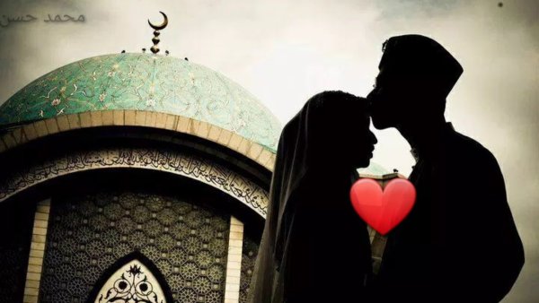 Пара на фоне мечети