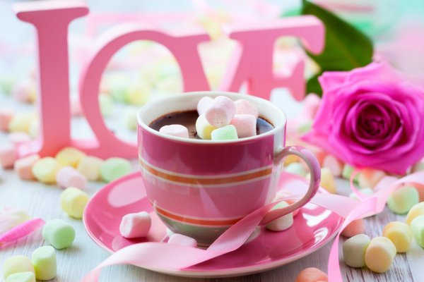 Чашка кофе розового цвета