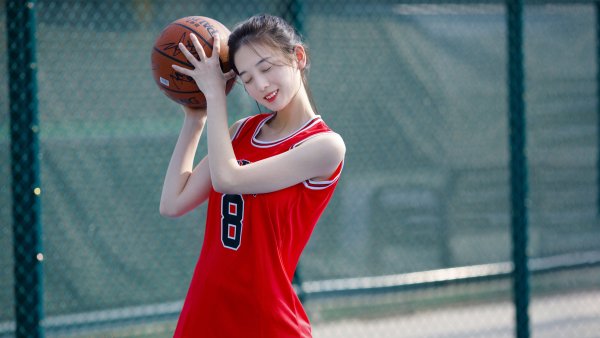 Баскетболистка с мячом