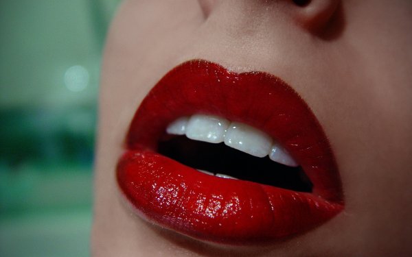 Красивые красные губы