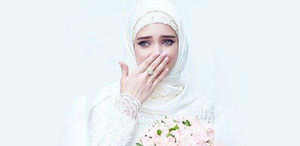 Мусульманская девушка плачет