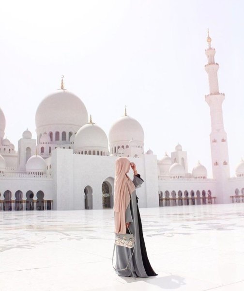 Девушка в хиджабе в мечети