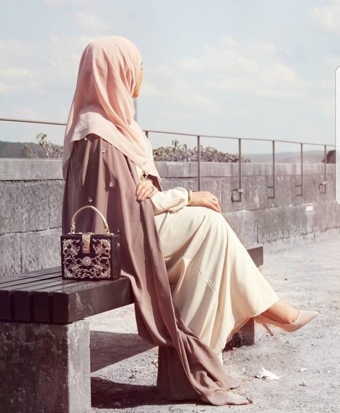 Красивые девушки в хиджабе со спины