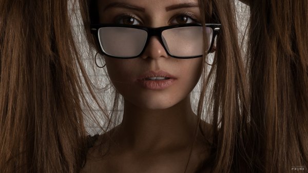 Красивые девушки в очках