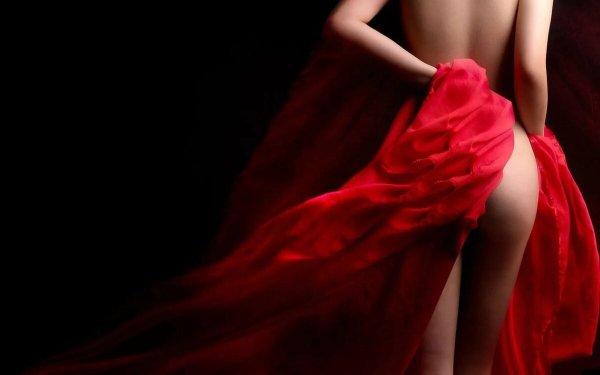 Женщина в Красном платье со спины