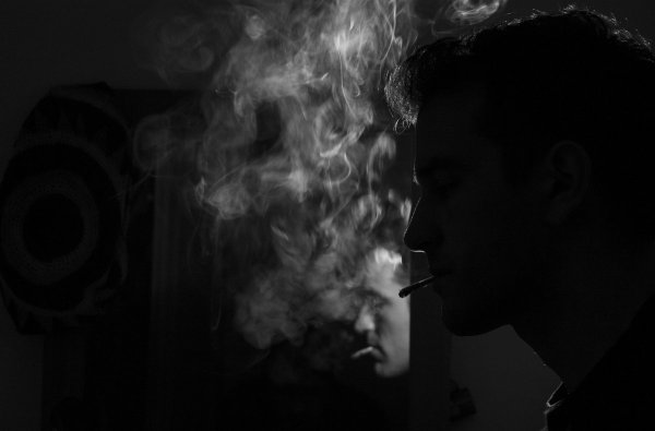 Курящий в темноте