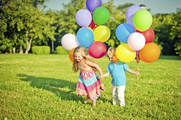 Дети радостные с шарами