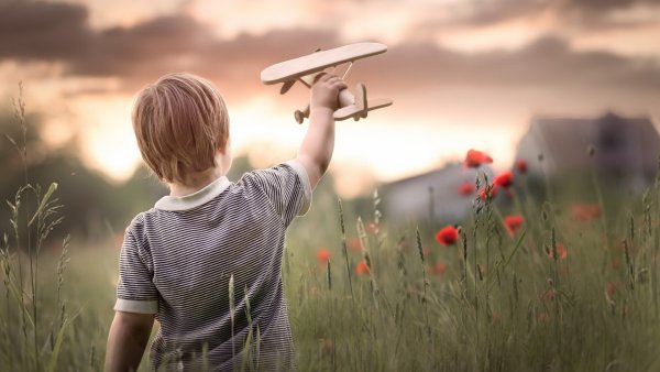 Мальчик в поле с самолетиком