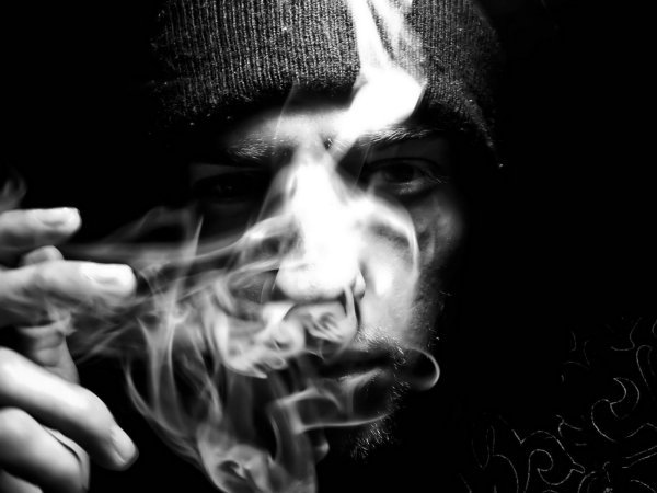 Мужчина в сигаретном дыму