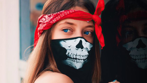 Девушка в маске с голубыми глазами
