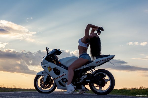 Девушка на мотоцикле
