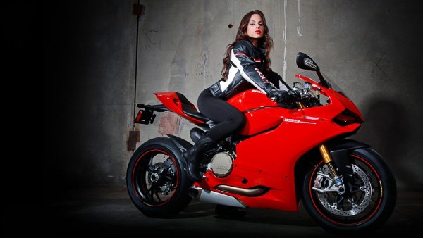 Ducati Panigale с девушкой