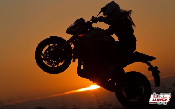 Девушка на мотоцикле на закате